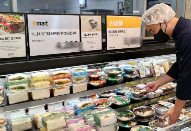 3일 이마트에 따르면 이 대형마트에서 올해 들어 지난 7월까지 샌드위치·샐러드·김밥 등 간편 식사류 매출이 전년 동기보다 25% 증가했다. 사진=이마트