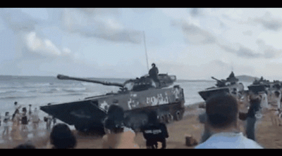 대만 인접 中 해수욕장에 등장한 탱크…피서객 혼비백산 [영상]