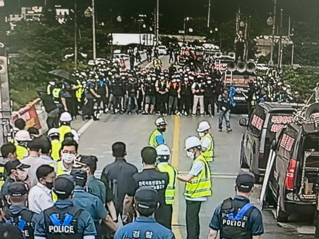 지난 2일부터 화물연대 소속 조합원들이 하이트진로 강원공장 앞 도로를 막아서며 시위를 하고 있다. /제공 하이트진로 강원공장