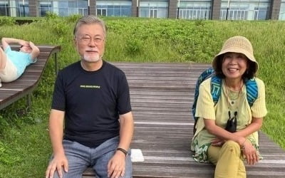 文부부의 제주 사랑…'제주올레' 커플티 입고 트레킹