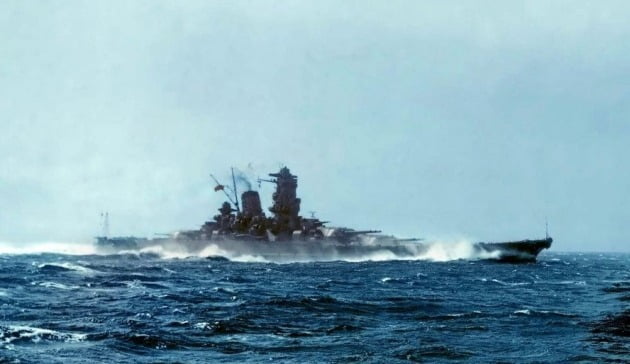 일본의 자존심이자 초거대 전함인 야마토함도 미국의 항공모함 앞에 결국 무릎을 꿇었다. 