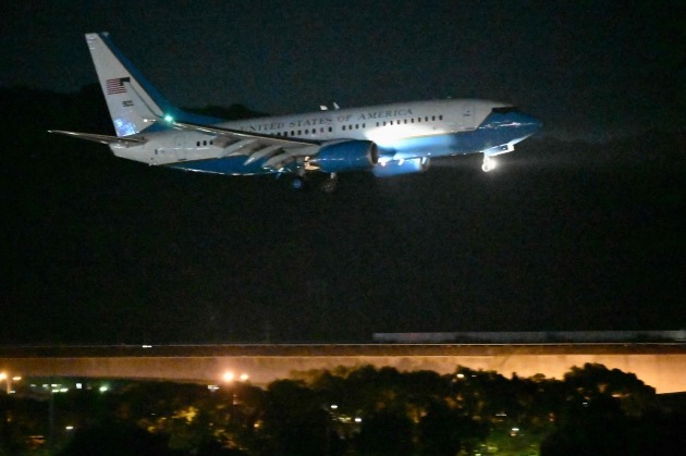 낸시 펠로시 하원의장 등 미국 하원의원 대표단이 탑승한 미 공군 C-40C 수송기가 지난 2일 밤 대만 타이베이 쑹산공항에 착륙 준비를 하고 있다. 대만 외교부 제공