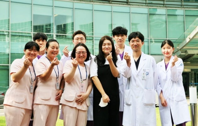 인천 길병원의 로봇 췌·십이지장 절제술 관련 환자와 의료진들. 가천대 길병원