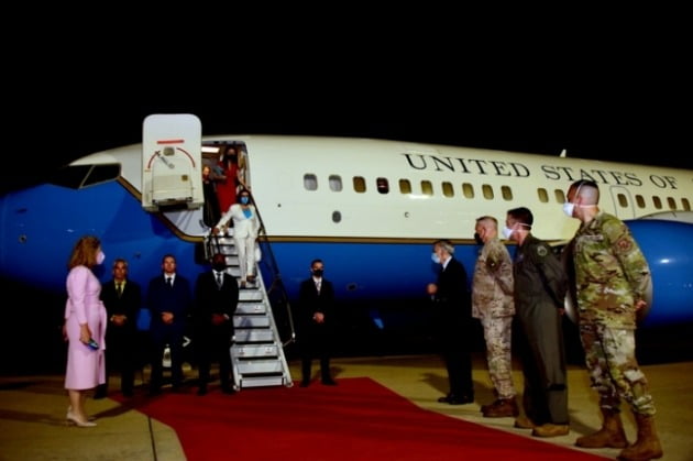 한국을 방문한 낸시 펠로시 미 하원의장이 3일 경기 평택시 오산 미 공군기지에 도착하고 있다. 사진=주한미국대사관 트위터 캡처