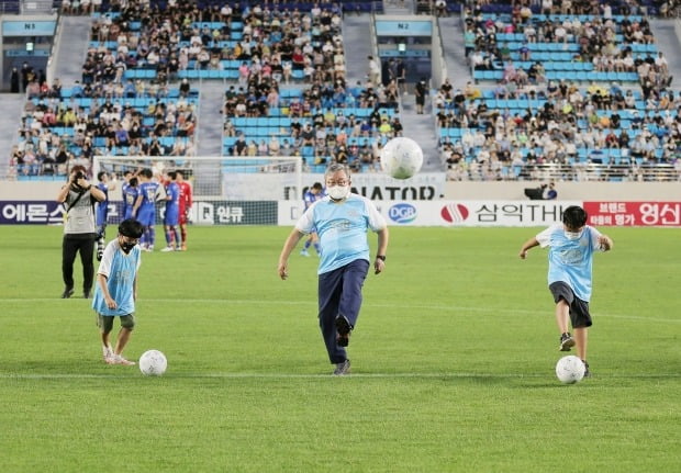 임성훈 대구은행장이 시축행사를 하고 있다. 대구은행 제공