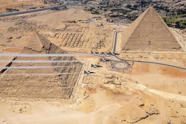 블랙이글스, 외국 공군 최초 피라미드 상공 날았다