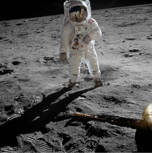 닐 암스트롱이 달 표면에서 찍어준 버즈 올드린의 사진. 올드린의 헬멧에 작게 비치는 사람이 암스트롱이다. /NASA 제공