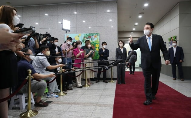 여름휴가를 마친 윤석열 대통령이 8일 서울 용산 대통령실 청사로 출근, 기자들과 출근길 회견을 하고 있다. 대통령실사진기자단