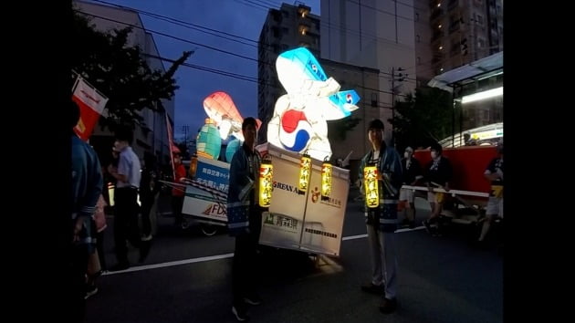 지난 3일 아오모리 네부타 마쓰리에서 이석우 대한항공 일본지역본부장(왼쪽)과 김홍영 차장이 대한항공 여객기 모양의 네부타(축제차량)를 이끌고 있다. 아오모리=정영효  특파원