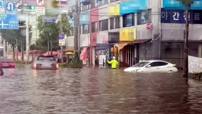 엉덩이까지 빗물 차올랐다…물폭탄 맞은 인천 '피해 속출'