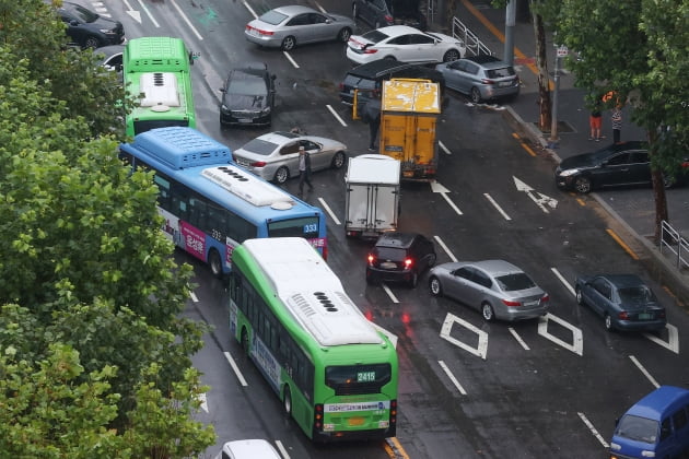 폭우가 내린 9일 오전 서울 강남구 대치역 인근 도로에 침수됐던 차들이 주차돼 있다. /사진=연합뉴스