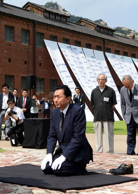 하토야마 유키오 전 일본 총리는 광복전 사흘 전인 2015년 8월 12일 서울 서대문형무소역사관을 찾아 추모비 앞에서 무릎을 꿇고 독립운동가들의 넋을 기리고 있다. 하토야마 전 총리는 "일본인의 한 사람으로서 많은 분들이 투옥돼 가혹한 일을 겪은데 대해 진심으로 사죄한다"고 밝혔다.  사진=한경DB