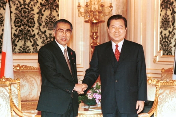 1998年10月の韓日首脳会談で小渕恵三首相と記念写真を撮っている金大中元大統領(右) 写真=ハンギョンDB