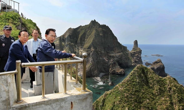 李明博元大統領は、2012 年 8 月 10 日の電撃戦で独島を訪れ、守備隊を応援し、見回した. 写真=ハンギョンDB