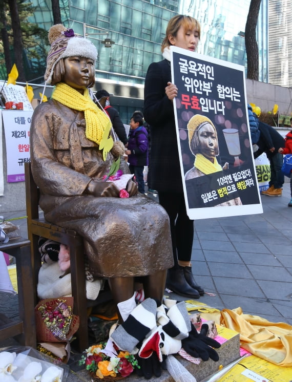2015년 12월 10일 서울 종로구 옛 일본대사관 앞에서 대학생이 일본군 '위안부 합의' 폐기를 촉구하는 1인 시위를 하고 있다.  사진=연합뉴스 