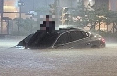 폭우 속 운전하다 침수 구간 만난다면…"이것만은 절대 금물"