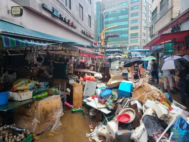 9일 서울 동작구 남성사계시장 거리에 상인들이 폭우 피해 복구 작업을 하며 내놓은 쓰레기가 쌓여 있다.