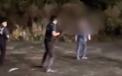 회칼 들고 덤비는 흉기난동범, 장봉 하나로 제압한 경찰