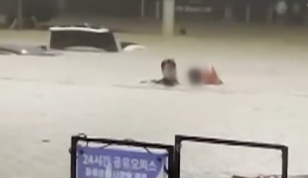 불어난 물에 고립된 운전자를 구하는 남성의 모습 /사진=JTBC 방송화면 캡처