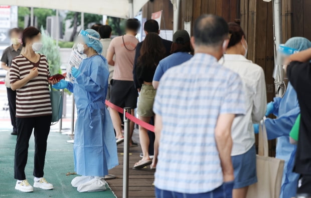 10일 서울 송파구 보건소 코로나19 선별진료소를 찾은 시민들이 검사를 받기 위해 차례를 기다리고 있다.  사진=연합뉴스