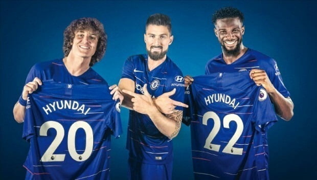 Hyundai Motor Company announced in March that it would temporarily suspend sponsorship of Chelsea.  In the photo, former Chelsea players present uniforms with the English Hyundai Motor logo.  / Photo = provided by Hyundai Motor Company
