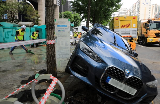 10일 오전 서울 서초구 진흥아파트 사거리 일대에 침수된 차량이 방치된 채 세워져 있다. 사진=뉴스1