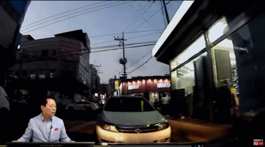 무면허로 오토바이를 운행한 10대가 정차 중인 차량을 충돌하는 사고. / 영상=유튜브 '한문철TV'