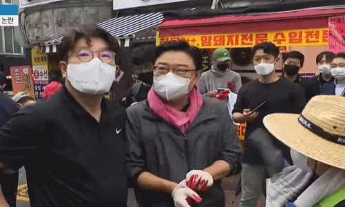 김성원 의원의 발언 이후 임이자 의원이 김 의원의 팔을 때리고 있다. / 사진=채널A