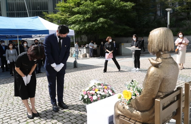 정명근 카지노 룰렛, '기림의 날'에 앞서 12일 동탄 센트럴파크 평화의소녀상에 헌화