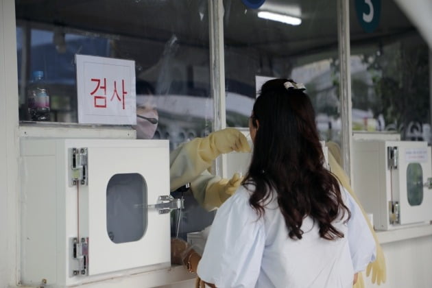 14일 오후 광주 서구 치평동 5·18교육관 주차장에 마련된 임시 선별진료소에서 시민들이 신종 코로나바이러스 감염증(코로나19) 검사를 받고 있다. 사진=뉴스1