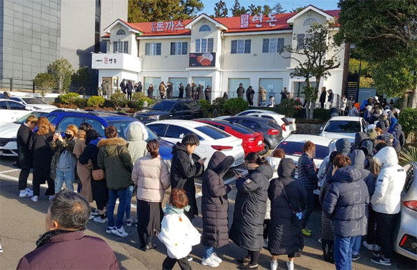 지난 2019년 12월 제주도 인기 돈가스 전문점 '연돈'에 손님들이 줄을 서고 있는 모습. 웨이팅 키오스크를 사용하면서 긴 줄은 없어졌지만 '대리 웨이팅 예약' 등 문제로 골머리를 앓고 있다. 뉴시스