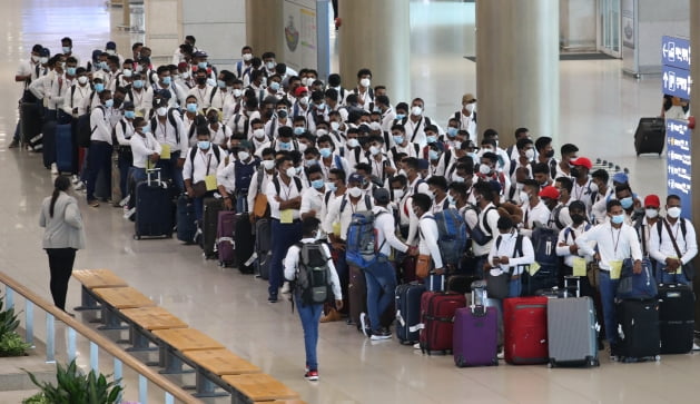 지난달 6일 인천국제공항을 통해 한국에 들어온 해외 입국자들이 인천공항 제1터미널에서 대기하고 있다. 사진=뉴스1