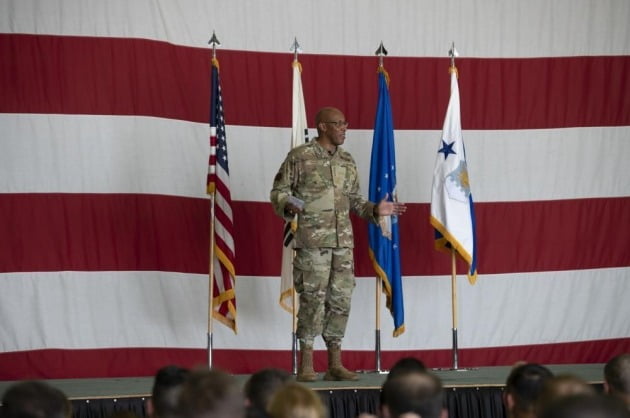 찰스 브라운 미 공군참모총장이 이달 12일 오산 기지에서 전체회의를 열어 미 국방전략과 공군 교리에 관해 연설하고 있다. 미 국방부 제공 
