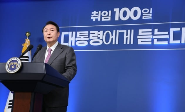 윤석열 대통령이 17일 서울 용산 대통령실 청사에서 열린 취임 100일 기자회견 '대통령에게 듣는다'에서 그동안의 소회와 향후 정국 운영 방안 등을 밝히고 있다. 대통령실사진기자단