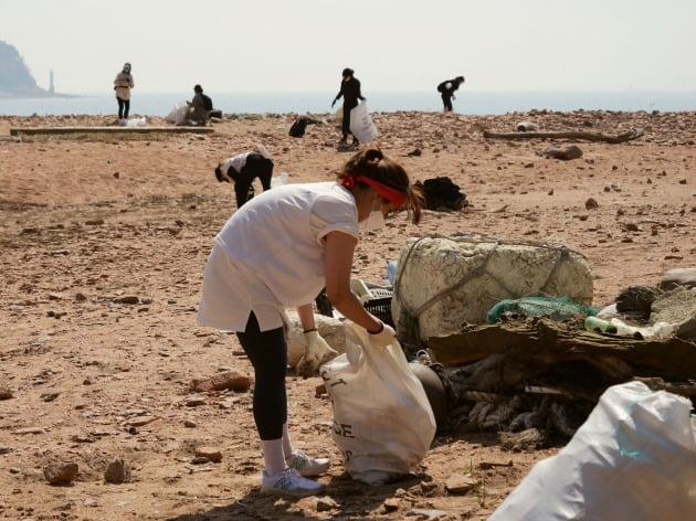 △2022년 4월 22일, 인천 무의도. 무의도는 어업 쓰레기가 압도적으로 많이 발견되는 지역으로, 도무지혼자서는 주워 담을 수 없는 크기 또는 무게의 쓰레기들이 많다.
