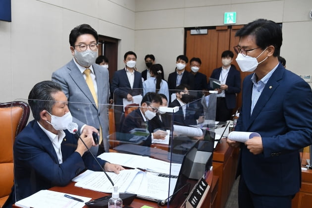 18일 서울 여의도 국회에서 열린 과학기술정보방송통신위원회 전체회의에서 국민의힘 권성동 원내대표와 김영식 의원이 회의장을 나서며 정청래 위원장에게 항의하고 있다. /사진=연합뉴스