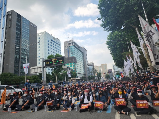 민주노총 공공운수노조 화물연대가 18일 오후 2시 서울 강남구 청담동의 하이트진로 본사 앞에서 고공농성 투쟁 승리 공공운수노조 결의대회를 열었다. 사진은 조합원 1000여명이 본사 앞 도로에 집결한 모습.