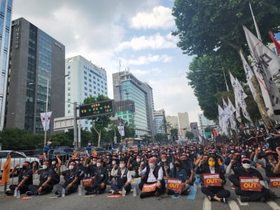 화물연대, 강남 한복판 도로 점거해 무력 시위