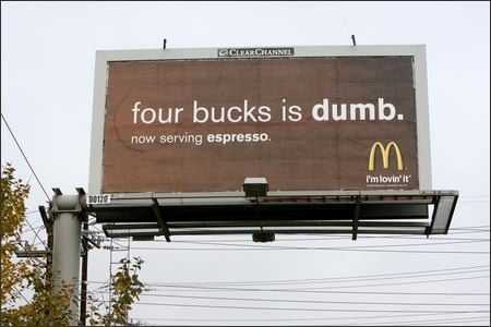 맥도날도는 ‘바보나 4달러짜리 커피를 마신다’ 광고로 스타벅스를 공격했다.