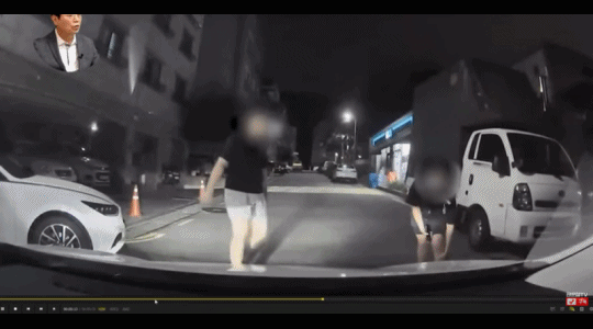 신호 없는 사거리 골목길에서 2명이 좌우 핸들은 나눠 잡은 오토바이가 달려 나와 차와 충돌한 사고 영상. / 영상=유튜브 '한문철TV'