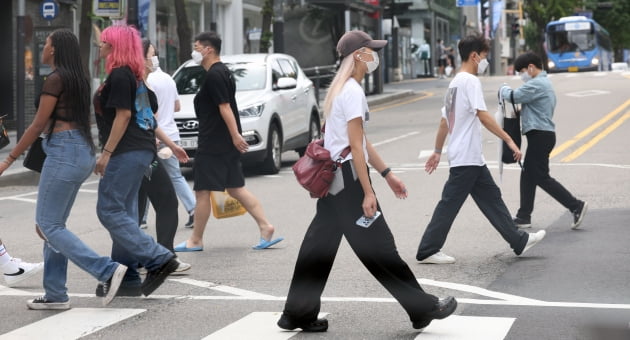 루이비통도 반했다…한국 '길거리 패션'에 큰손들 뭉칫돈 [배정철의 패션톡]