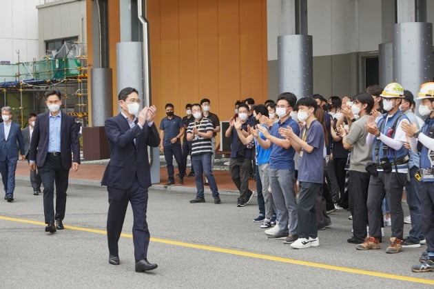 직원들과 인사를 나누는 이재용 부회장 [사진=삼성전자]