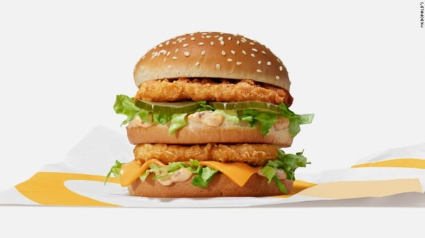 맥도날드는 미국 마이애미에서 치킨 빅맥을 한정 판매하고 있다. 사진=맥도날드