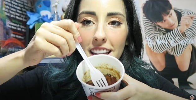 한 브라질 유명 유튜버가 영풍의 떡볶이 간편식 요뽀끼 짜장맛을 먹으면서 리뷰 동영상을 올렸다. 유튜브캡쳐