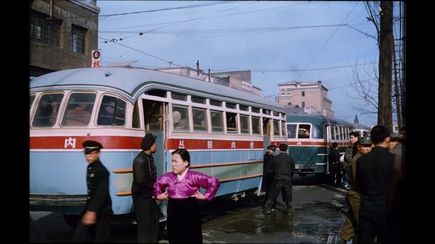 핑크 한복-전통 드레스. Marie Ann Han Yoo.

