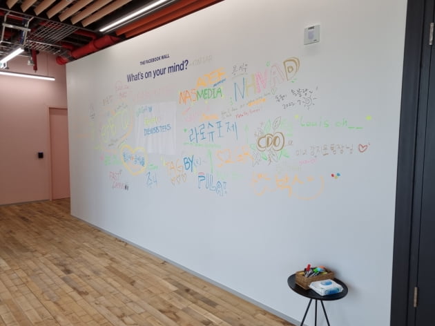 곳곳에 설치된 '낙서의 벽'. 직원들이 형광펜으로 자유롭게 글을 남긴다. 페이스북코리아에 방문했던 다른 기업들의 이름도 쉽게 찾아볼 수 있다. 과거 마크 저커버그 메타 최고경영자(CEO)가 회의를 하며 벽에 아이디어를 쓰던 행동을 지사에도 구현했다. /이시은 기자