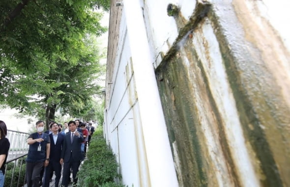 24일 오후 김동연 경기도지사가 김병욱 국회의 등과 함께 성남시 분당구 샛별마을 삼부아파트를 방문해 1기 신도시 노후아파트 현장을 둘러보고 있다. 2022.8.24 [사진=연합뉴스]