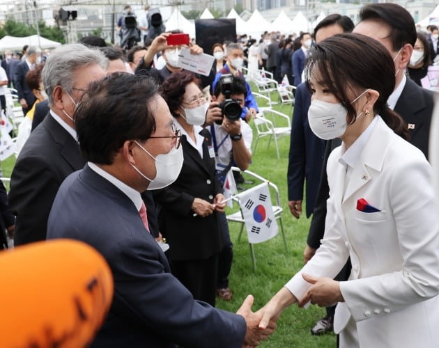 김건희 여사가 15일 서울 용산 대통령실 청사 잔디마당에서 열린 제77주년 광복절 경축식이 끝난 뒤 윤석열 대통령에 이어 참석자들과 인사하고 있다. 2022.8.15 [사진=연합뉴스]