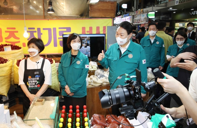 [포토] 전통시장 찾은 윤석열 대통령