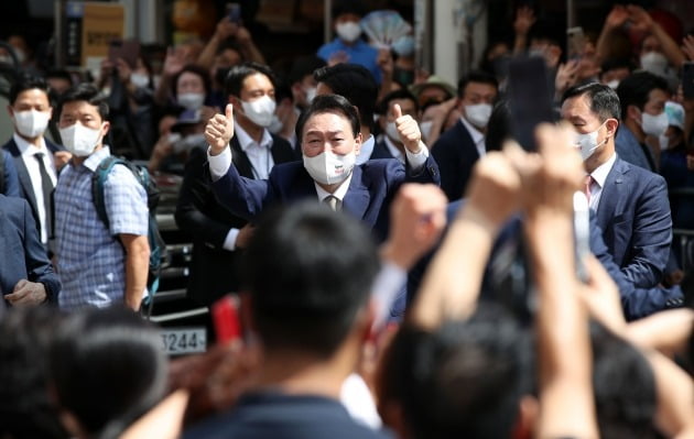 윤석열 대통령이 26일 오후 대구 중구 서문시장에서 즉석 연설을 하고 있다. 대통령실사진기자단